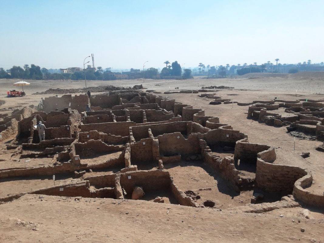Se trata del “mayor asentamiento administrativo e industrial de la era del Imperio Egipcio en la orilla occidental de Luxor”, situada en el Nilo, indicó el Ministerio de Turismo y Antigüedades egipcio. Foto EFE