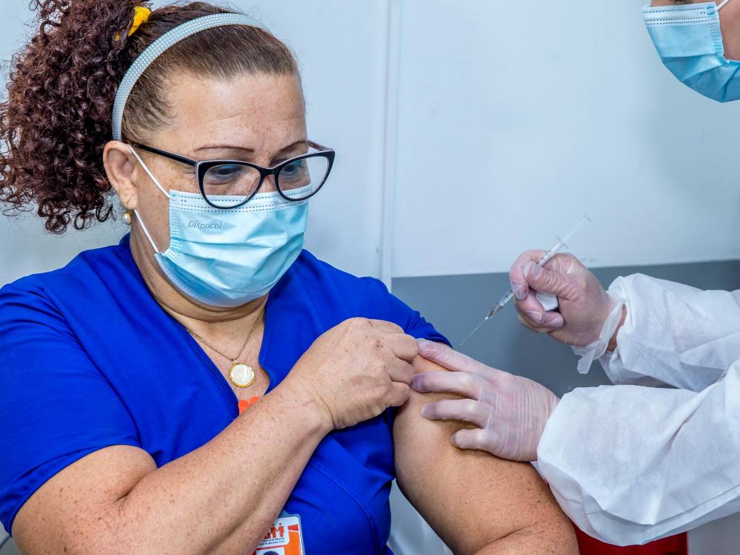 Aunque ya recibió la segunda dosis Alba Rocío Montoya asegura que “aún así me seguiré cuidando, usando el tapabocas y manteniendo la distancia”. Foto Juan Antonio Sánchez Ocampo