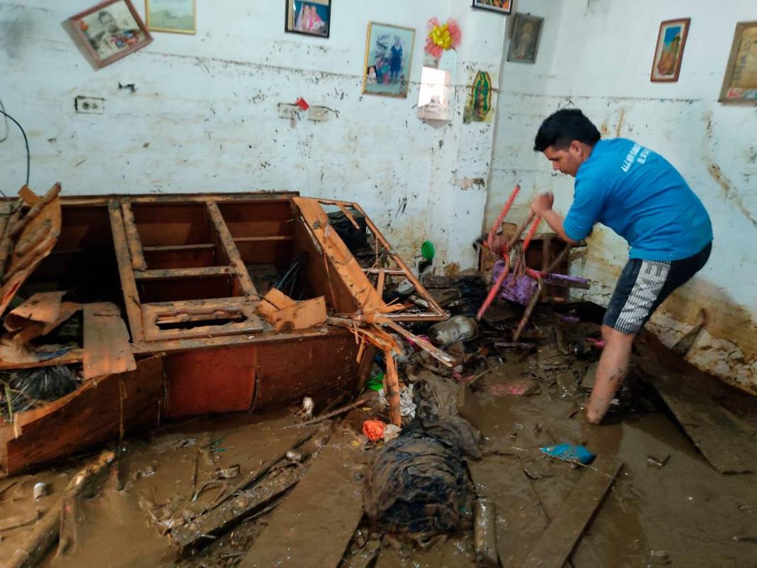  Organismos de socorro de Bello, Copacabana y Girardota, atienden desde la madrugada de este sábado varias emergencias derivadas de las fuertes lluvias. Foto: Jaime Pérez