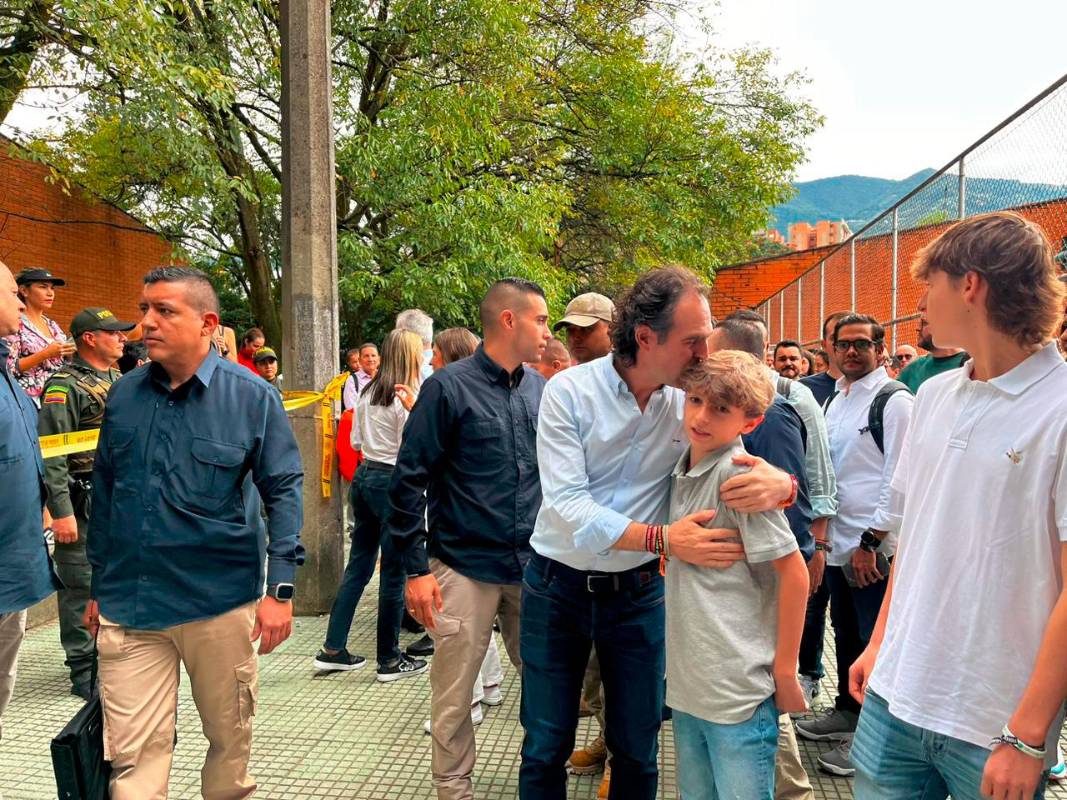 Sobre las 10:00 de la mañana el candidato a la Alcaldía de Medellín, Federico Gutiérrez, llegó a ejercer su derecho al voto, en medio de un gentío que lo aplaudía, a la Institución Educativa Inem de Medellín. Foto: Carlos Velásquez. 