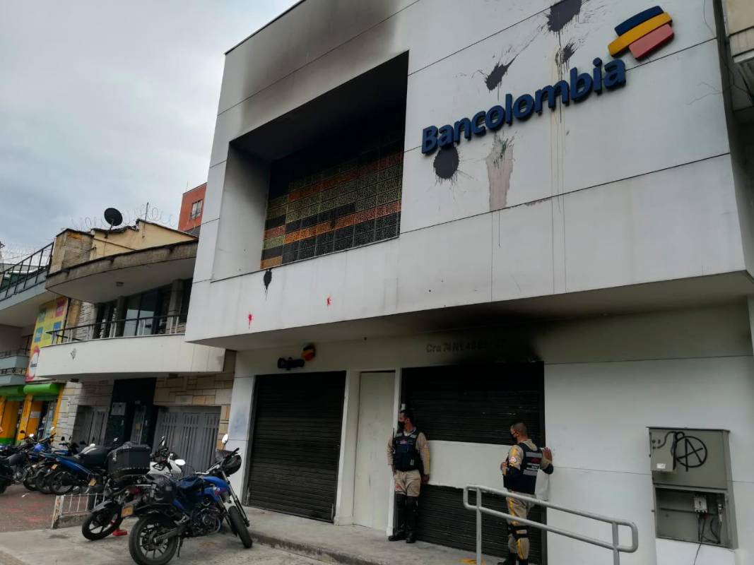 Tras una larga marcha pacífica en Medellín un grupo de personas atacaron las sedes de varios bancos en la carrera 70 y la 74, además de algunos bienes públicos. Foto: Manuel Saldarriaga