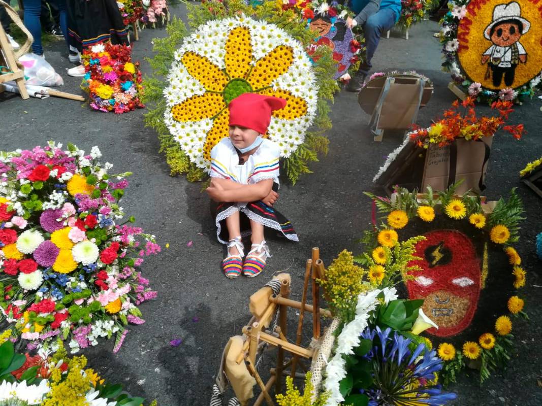 Por las calles de Santa Elena los niños silleteros recorrieron mostrando las flores que cultivan sus padres. Foto: Manuel Saldarriaga