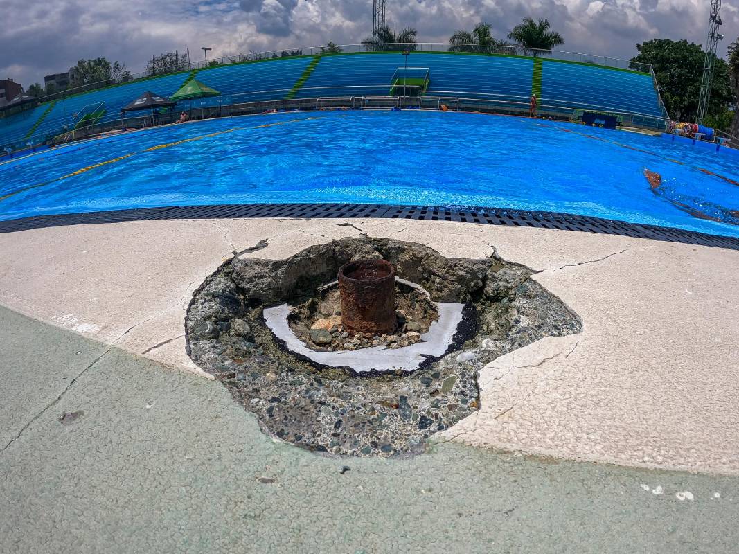 En la piscina se hizo una inversión para repararla hace un año y ahora está más deteriorada, con más huecos que antes. Foto: Carlos Velásquez