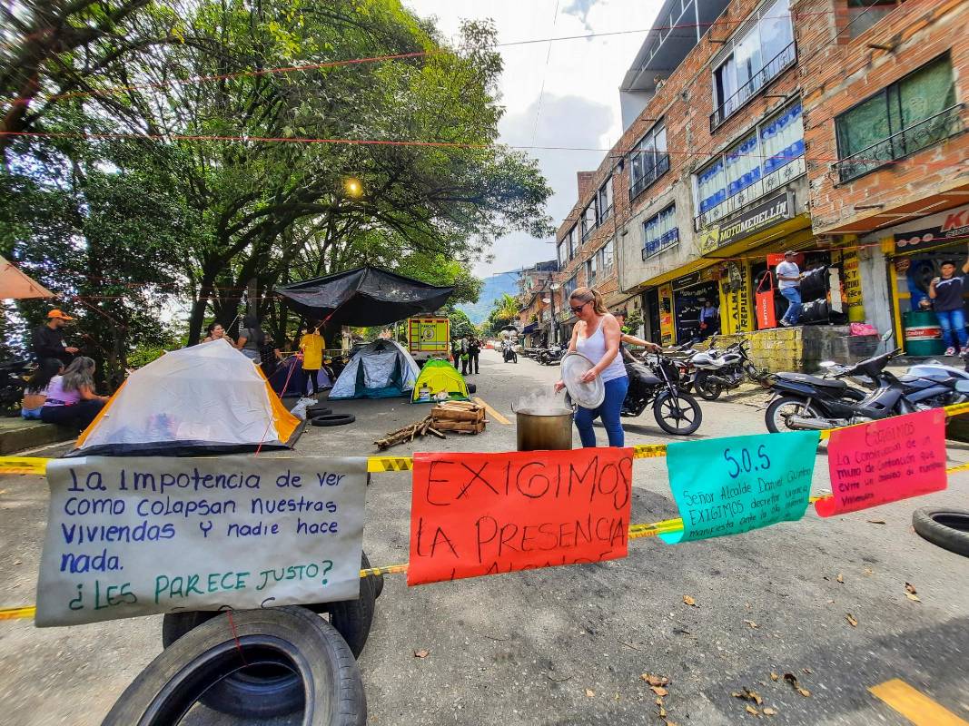 Familias afectadas en la zona de Palos Verdes protestan en busca de una pronta solución. Foto: Carlos Velásquez