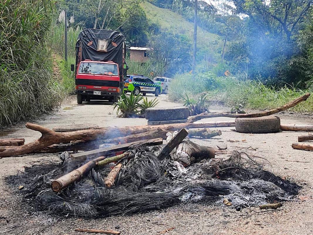 Con el bloqueo pretenden un diálogo con el gobernador de Antioquia, Aníbal Gaviria; el alcalde de Medellín, Daniel Quintero; el gerente de EPM, Jorge Andrés Carrillo; y la ministra de Medio Ambiente, Susana Muhamad. Foto: Jaime Pérez