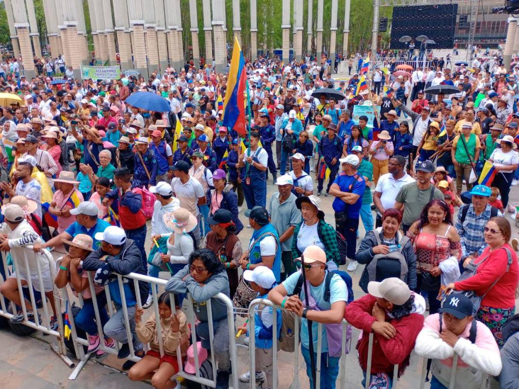 Hacia el medio día de este miércoles la marcha llegó al Parque de las Luces. Se congregaron indígenas, campesionos, centrales obreras y ambientalistas. FOTO MANUEL SALDARRIAGA