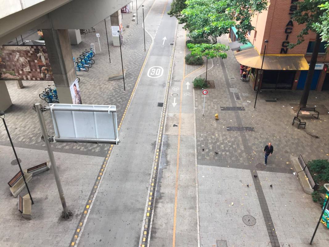 En los bajos de la estación San Antonio, carrera 51 con calle 46, la soledad se apoderó de este concurrido sector. Foto : Edwin Bustamante