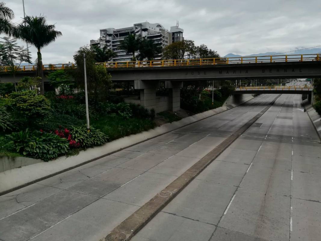 Así se ve la mañana de hoy la calle San Juan una de la más transitada de Medellín. Foto: Manuel Saldarriaga