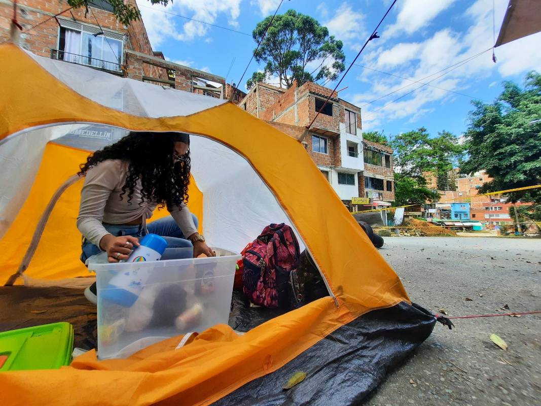 En Palos Verdes los habitantes más afectados por el deslizamiento de tierra instalaron carpas en modo de protesta para pedir la presencia de las autoridades de la ciudad. Foto: Carlos Velásquez