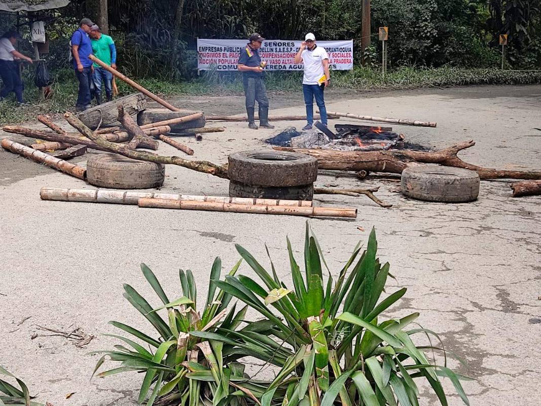 Los campesinos que están protestando pertenecen a las 22 veredas impactadas por el funcionamiento del relleno sanitario La Pradera a donde llegan las basuras de Medellín y de por lo menos otros 49 municipios de Antioquia. Foto: Jaime Pérez