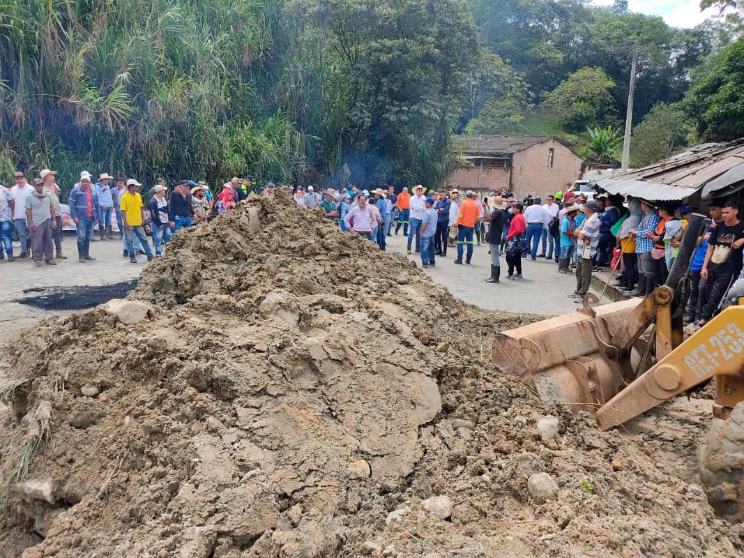 Protestan porque no les han prestado atención a sus peticiones para mitigar los daños ambientales y sociales que han vivido durante casi dos décadas. Foto: Jaime Pérez