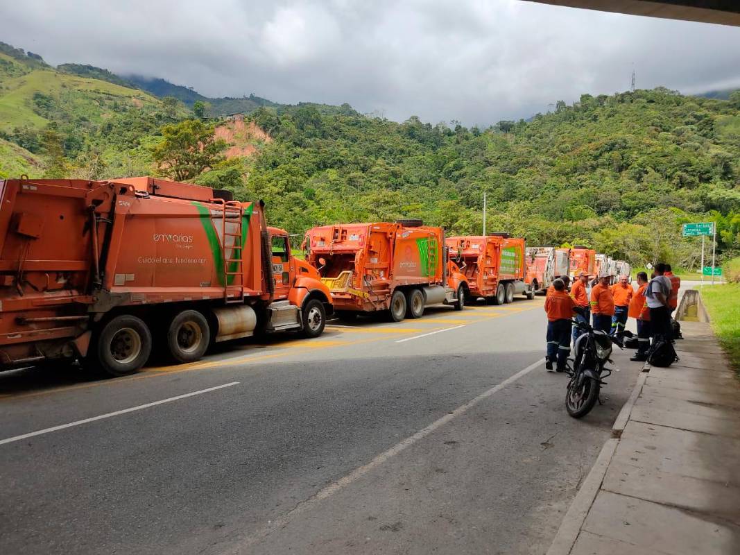 Los carros de Envarias cargados con basuras se encuentran represados a la orilla de la carretera a la espera que habiliten el paso. Foto: Jaime Pérez