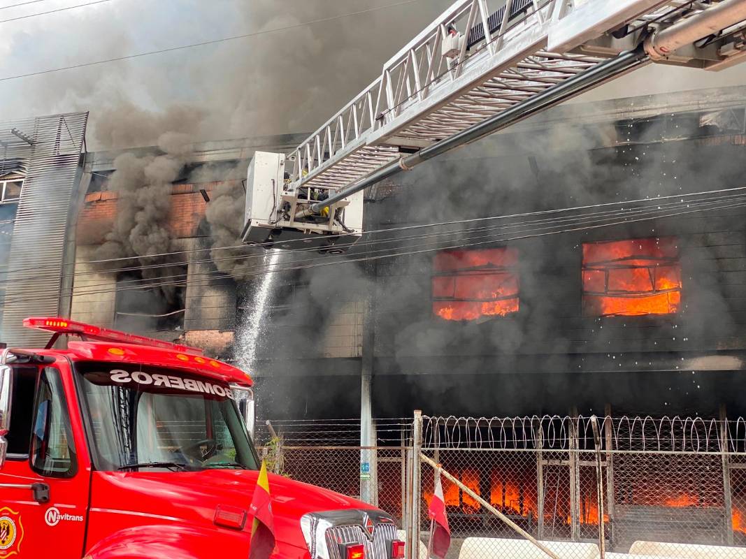 Debido al incendio las autoridades realizaron el cierre preventivo de la Calle 80 con carrera 114, saliendo de Bogotá. FOTO: CORTESÍA 