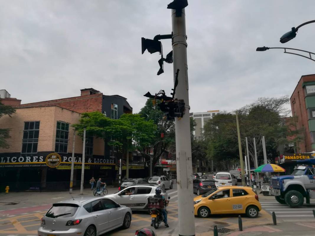 Tras una larga marcha pacífica en Medellín un grupo de personas atacaron las sedes de varios bancos en la carrera 70 y la 74, además de algunos bienes públicos. Foto: Manuel Saldarriaga