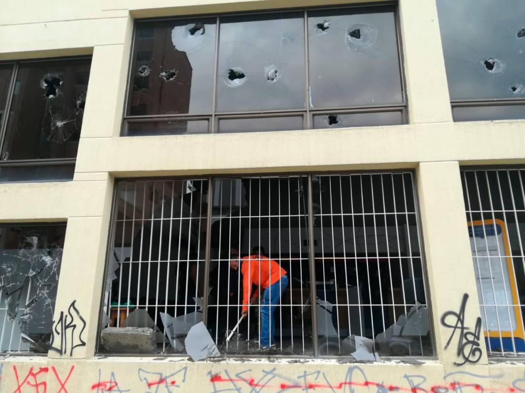 Tras una larga marcha pacífica en Medellín un grupo de personas atacaron las sedes de varios bancos en la carrera 70 y la 74, además de algunos bienes públicos. Foto: Manuel Saldarriaga