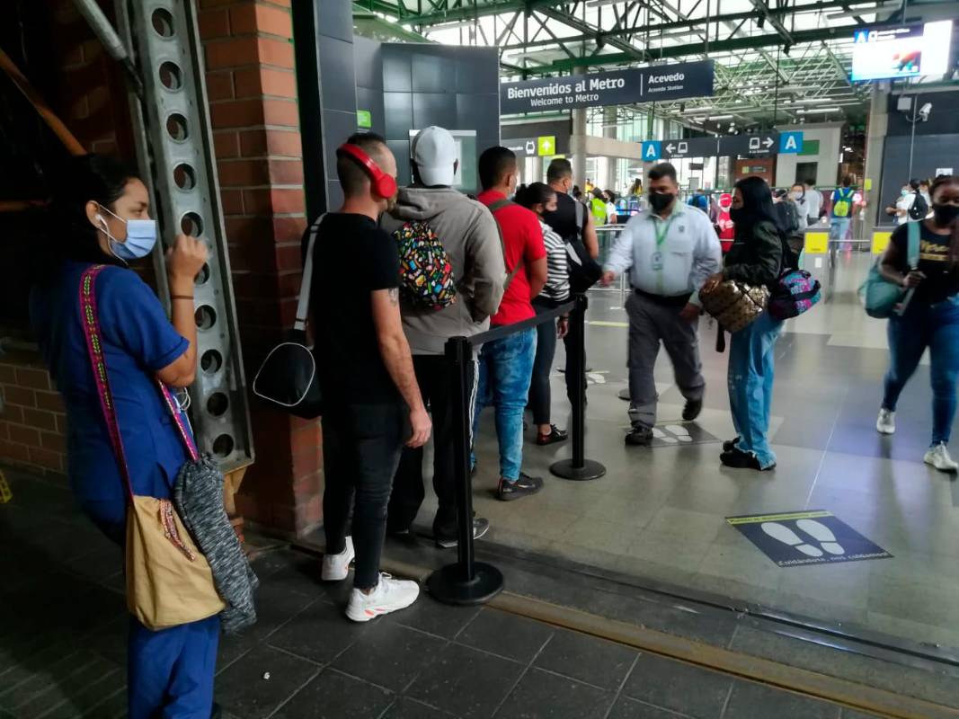 Durante este puente festivo se adelantaron los trabajos que lograron dar una solución alternativa a la falla y por esta razón el metro volvió a operar normalmente. Foto Manuel Saldarriaga