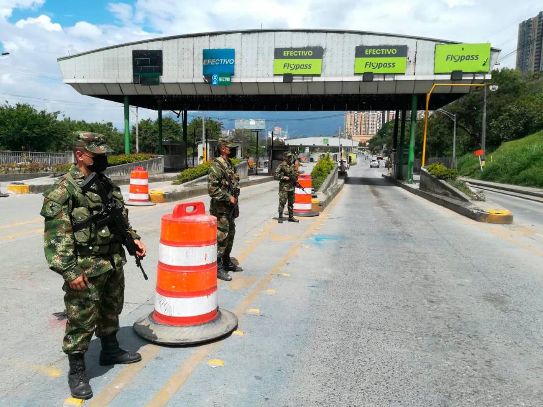 Con soldados del batallón Pedro Nel Ospina se busca evitar nuevos ataques al peaje de Niquía. Foto: Manuel Saldarriaga