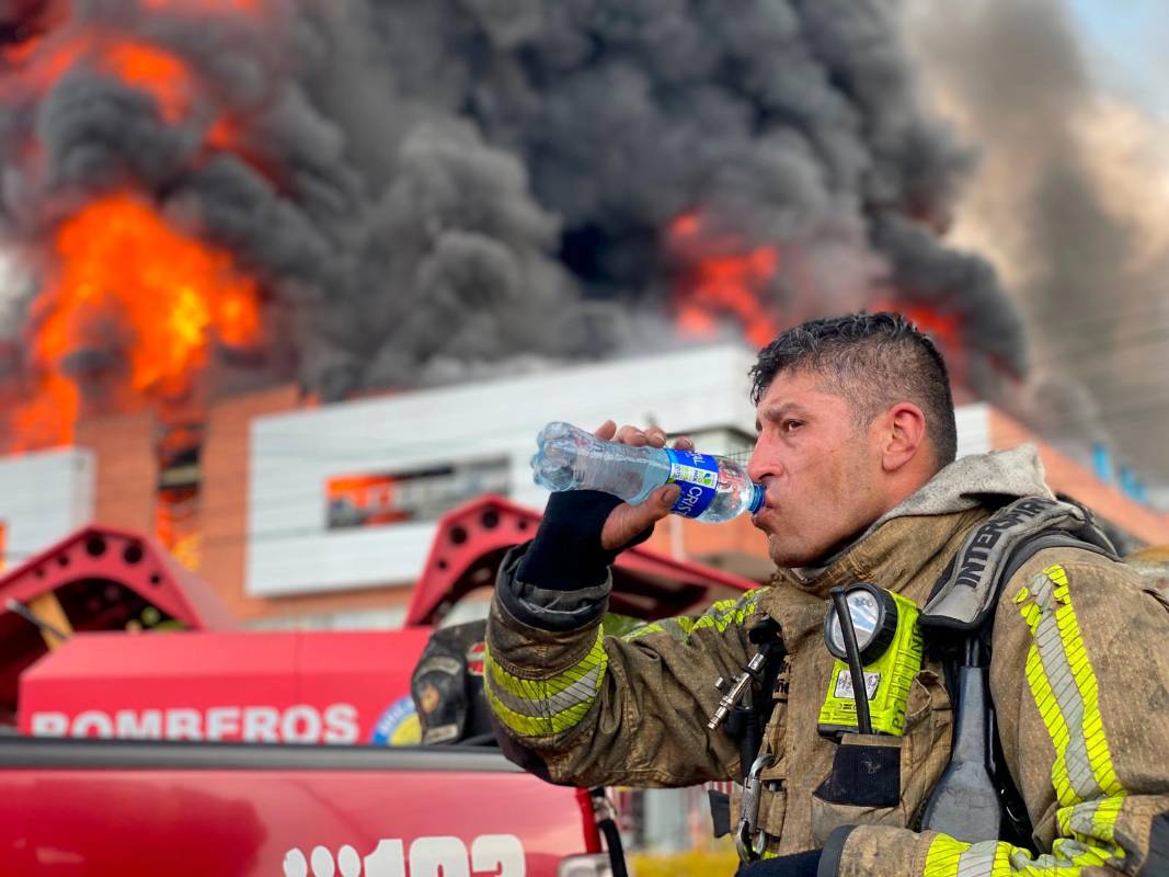 La labor que cumplen los bomberos es admirable, toda vez que arriesgan su vida por intentar salvar la de los demás. FOTO: CORTESÍA 