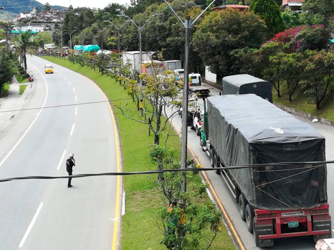 En medio de las movilizaciones masivas en el país, al Gobierno le surgió una nueva preocupación: evitar el desabastecimiento por bloqueos en algunas de las principales vías del país. Foto Manuel Saldarriaga