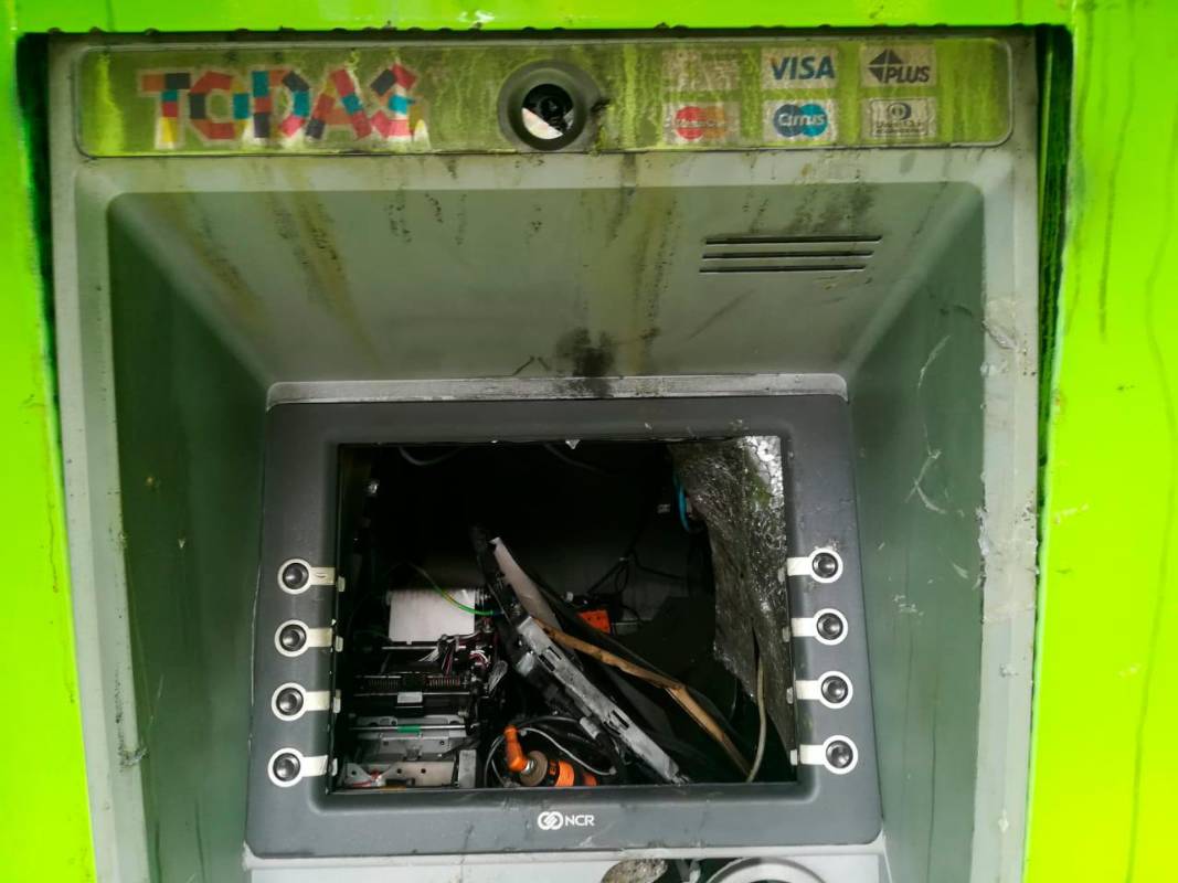 Tras una larga marcha pacífica en Medellín un grupo de personas atacaron las sedes de varios bancos en la carrera 70 y la 74, además de algunos bienes públicos. Foto: Manuel Saldarriaga
