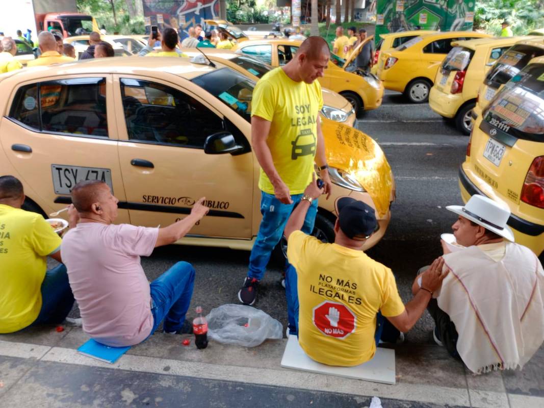 A medida que transcurre la mañana el paro empieza a languidecer en varios puntos. La ciudadanía reporta buena movilidad en los principales corredores del área metropolitana. Foto: Manuel Saldarriaga