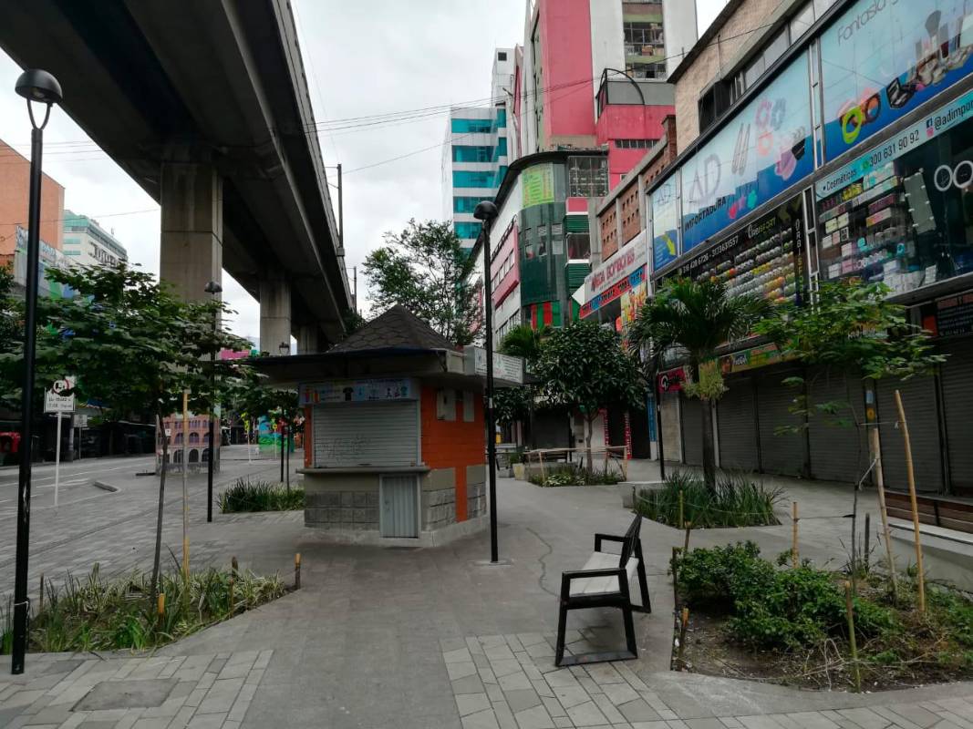 Comercio cerrado y calles vacías es lo que se ve en el popular sector comercial del Hueco en la mañana de este primero de enero. Foto: Manuel Saldarriaga