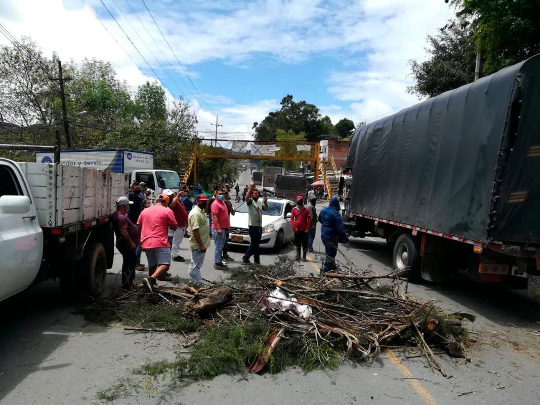 El bloqueo se presenta a la altura del municipio de El Santuario en el Oriente antioqueño. Foto Manuel Saldarriaga