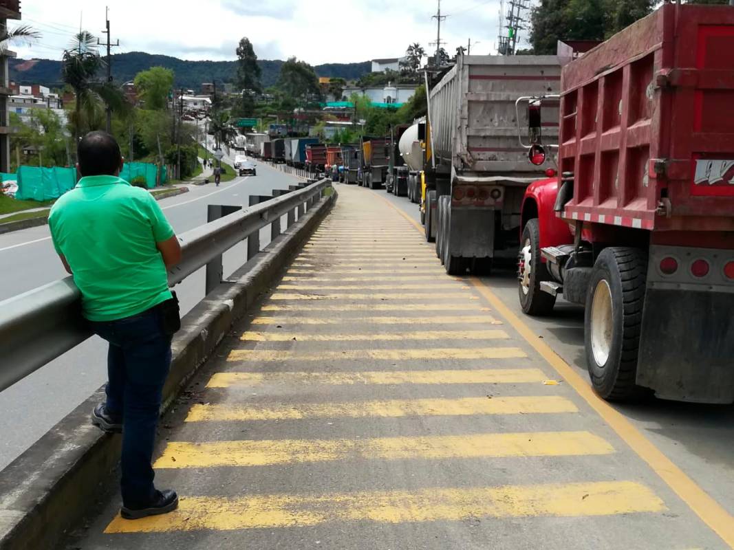 En algunas ciudades del país ya empieza el desabastecimiento de alimentos por los diferentes bloqueos de la vías. Foto Manuel Saldarriaga