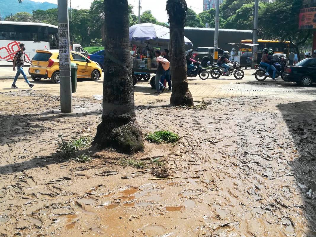 Pantano, alcantarillas tapadas y daños materiales dejaron las lluvias en el centro de Medellín. Foto: Manuel Saldarriaga