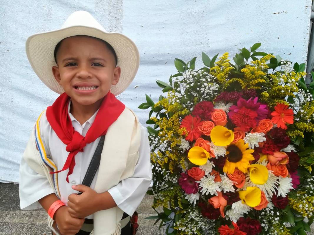 Por las calles de Santa Elena los niños silleteros recorrieron mostrando las flores que cultivan sus padres. Foto: Manuel Saldarriaga