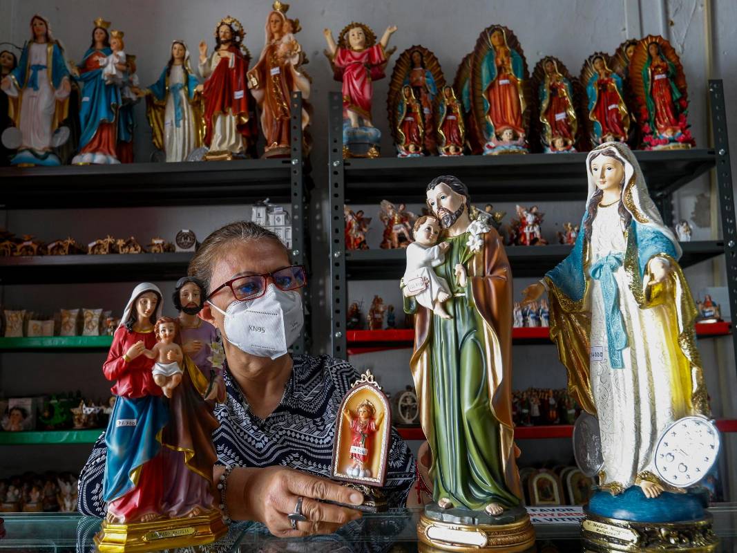 En el pueblo colonial existe un local de artículos religiosos conocido como Santa Bárbara, donde es atendido hace cinco años por las hermanas Doña Margarita y Doña María Consuelo Ceballos. Foto: Manuel Saldarriaga Quintero.