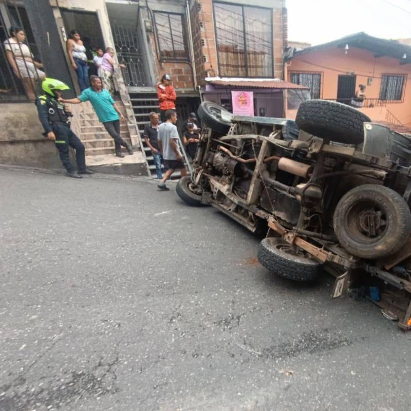 Así quedó el camión accidentado este sábado en el barrio Paris de Bello. FOTO: Cortesía Denuncias Antioquia