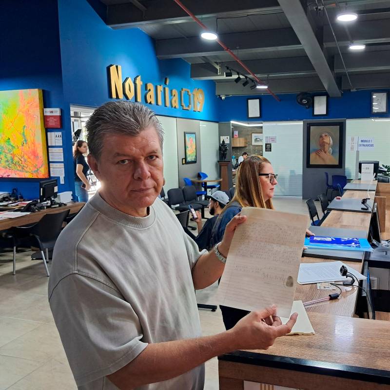 Diego Alonso Sánchez exhibe la carta que le envió Pablo Escobar en 1991, la cual creía perdida para siempre. Apareció en la librería La Anticuaria. FOTO: NELSON MATTA COLORADO.