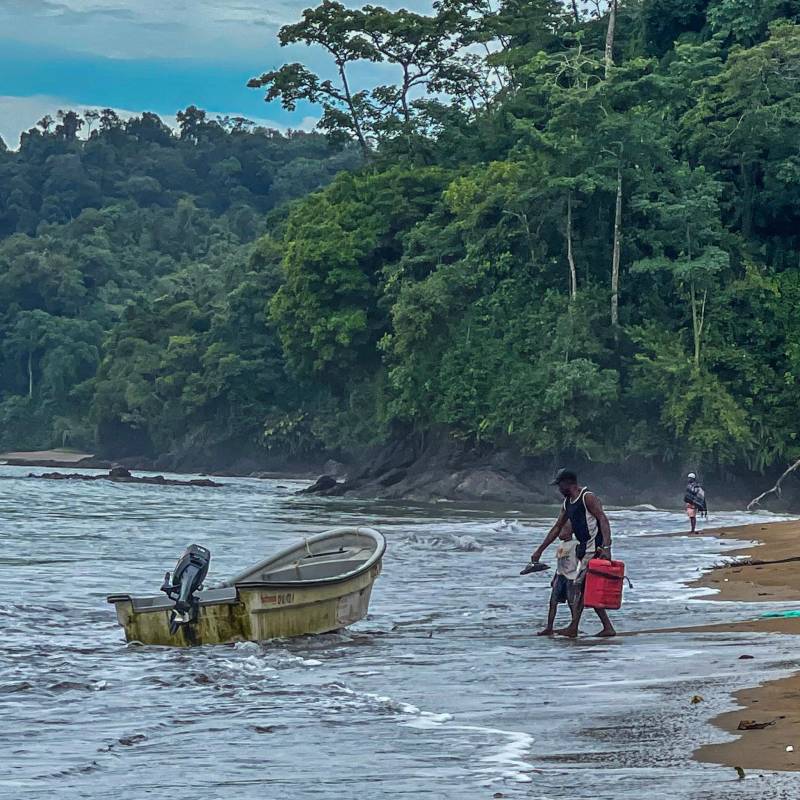 Pescadores de la playa Huina, en Bahía Solano, apoyan con sus lanchas las labores de búsqueda en el Pacífico colombiano. Foto: Cristina Rodriguez. 