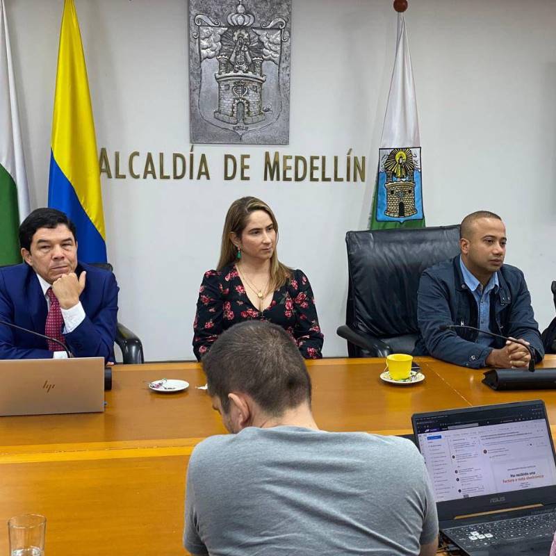 De izquierda a derecha: Óscar Hurtado, exsecretario de Hacienda y alcalde encargado, Alexandra Agudelo, exsecretaria de Educación, y Juan Pablo Patiño, exsecretario de Inclusión social de la alcaldía de Daniel Quintero. FOTO: REDES SOCIALES