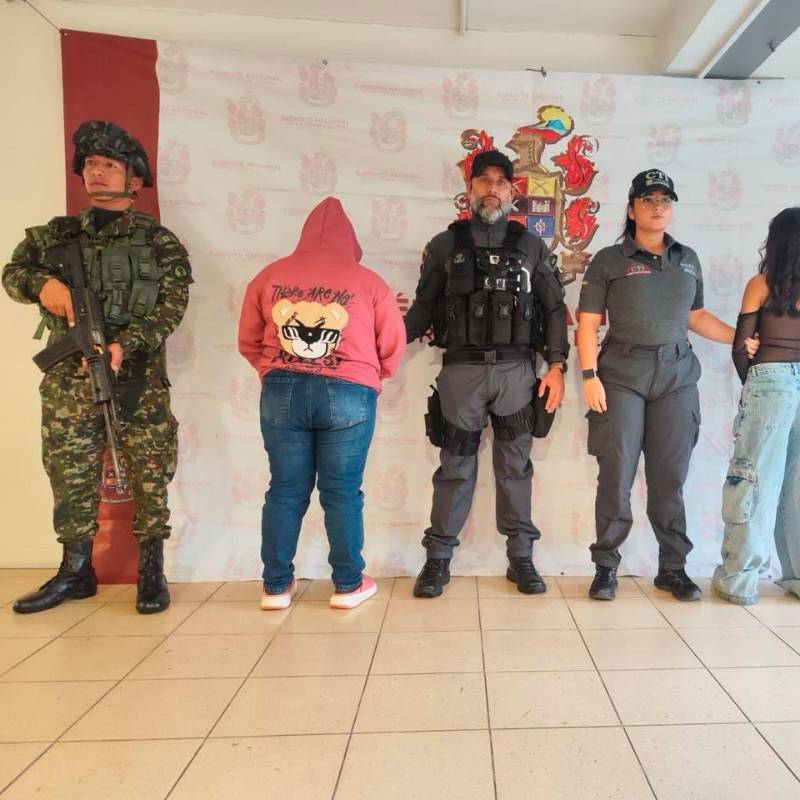 Las dos menores fueron rescatadas por el Ejército en Copacabana. FOTO: Cortesía Ejército