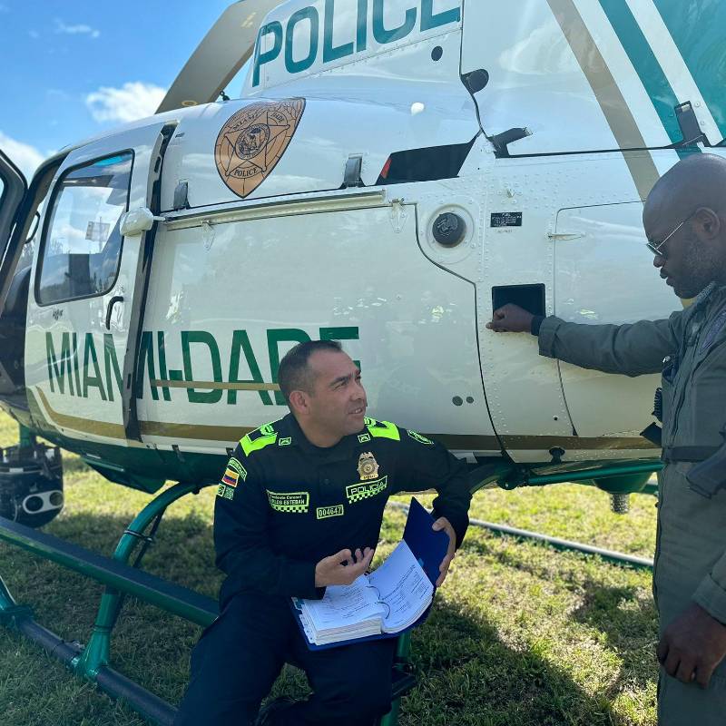 De los 2.581 estudiantes graduados en los cursos dictados en Miami, procedentes de 13 países, 1.250 fueron policías colombianos. FOTO: Cortesía @MiamiDade_SO