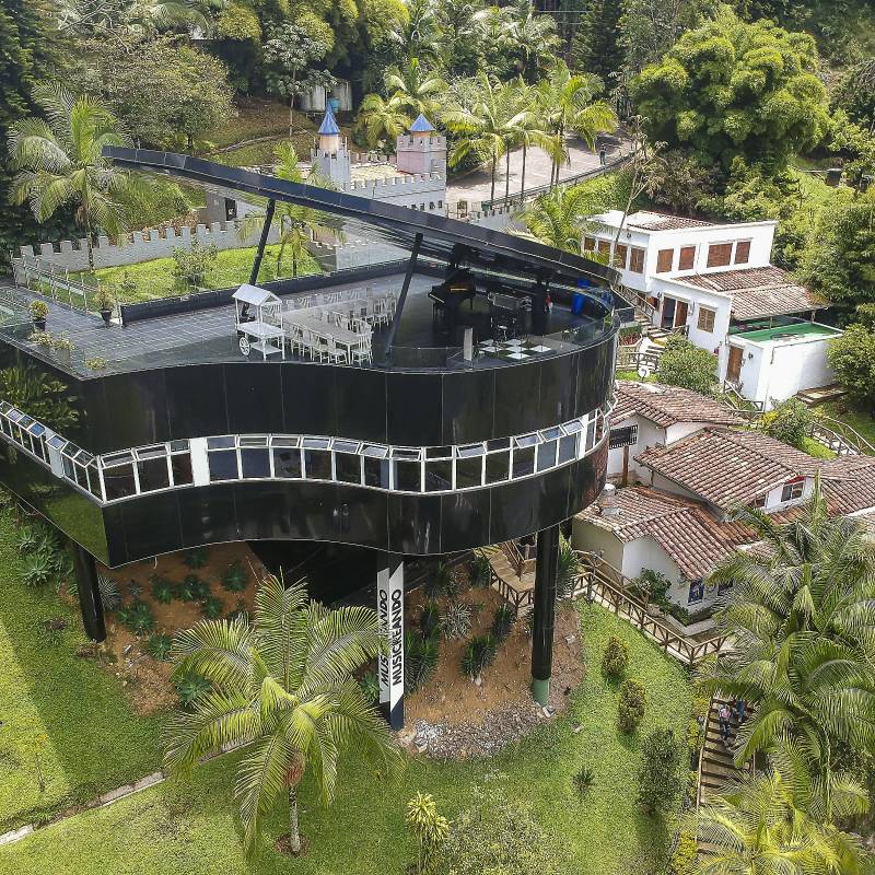 Un piano en la montaña, instalaciones de la academia de artes Musicreando en la avenida Las Palmas. FOTO EL COLOMBIANO