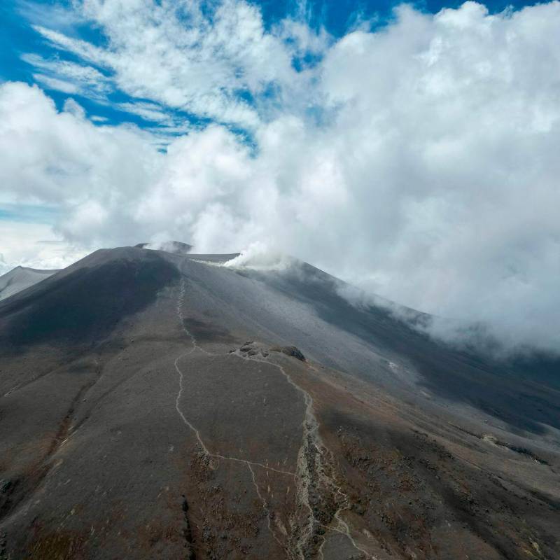 En el volcán Puracé se han observado emisiones de gases y ceniza, con columnas de entre 500 metros y 1,4 kilómetros sobre la cima. FOTO cortesía UNGRD