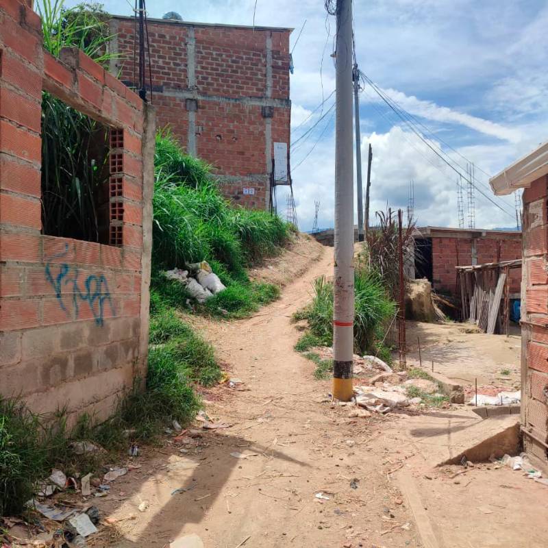 En este callejón de tierra de la vereda Ajizal, de Itagüí, ocurrió el asesinato de Johan Alexánder Agudelo Hernández, de 20 años, y quien era conocido con el alias de 55. Fue el primero de los dos asesinatos. FOTO: ANDRÉS GARCÍA HERNÁNDEZ