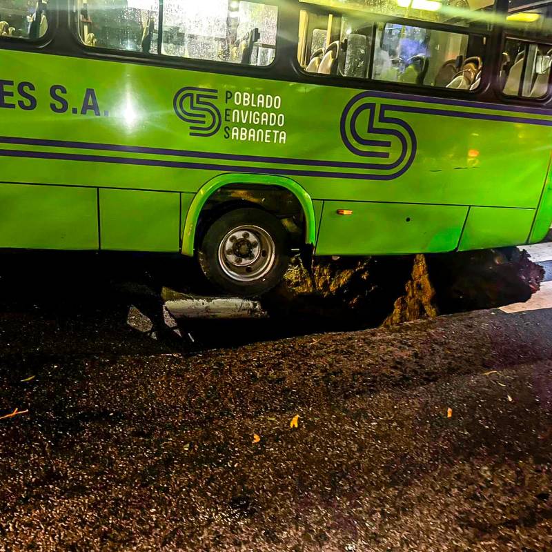 La socavación se abrió en la Avenida El Poblado, en el punto de cobertura de la quebrada La Presidenta. FOTO CAMILO SUÁREZ