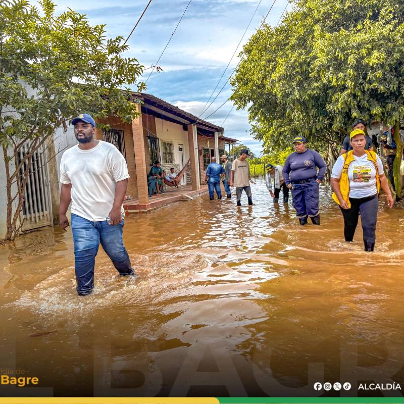 Con el agua a las rodillas se encuentran los habitantes de El Bagre durante este mes de junio. FOTO: imagen tomada de redes