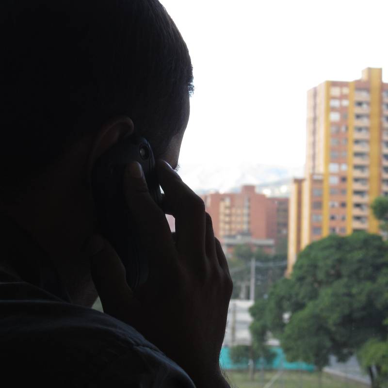 Las estafas con voces generadas por inteligencia artificial usan audios clonados de familiares para simular secuestros y extorsionar a las víctimas. FOTO Mauricio Palacio Betancur