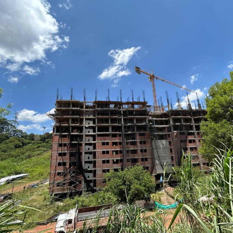 En este lote, en los límites de Medellín e Itagüí, Acierto Inmobiliario ofreció dos proyectos: Flora y San José Natura. Ambos terminaron abandonados y con pocos avances. FOTO: CORTESÍA DUMED ABOGADOS