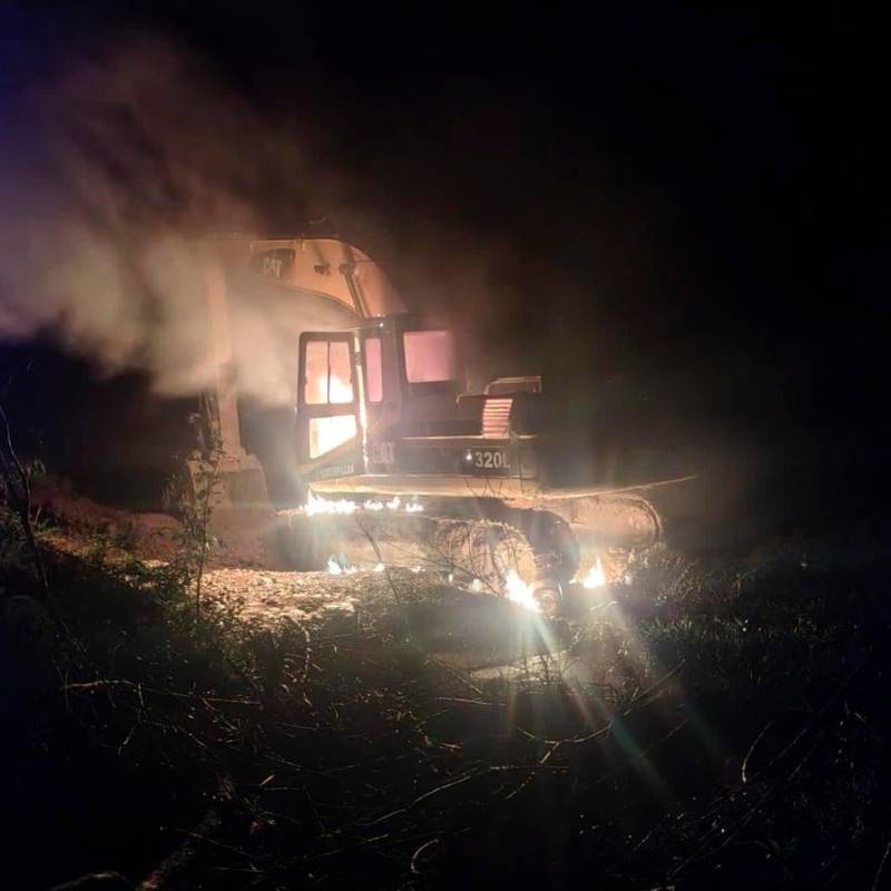 Entre la maquinaria decomisada hay excavadoras, además de motores y otros insumos para la extracción de oro. FOTO: Brigada 11 del Ejército