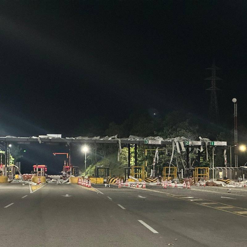 Presuntos guerrilleros del Eln, que adelantan un ‘paro armado’, destruyeron el peaje La Lizama situado en la vía entre Bucaramanga y Barrancabermeja. FOTO: Tomada de redes sociales.