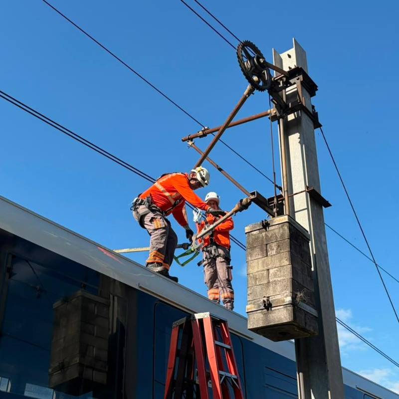 El servicio del metro, debido al daño de la catenaria, tiene suspendido el servicio en el sur del Valle de Aburrá. A esta hora avanzan las labores de reparación del daño eléctrico. FOTO: CAMILO SUÁREZ