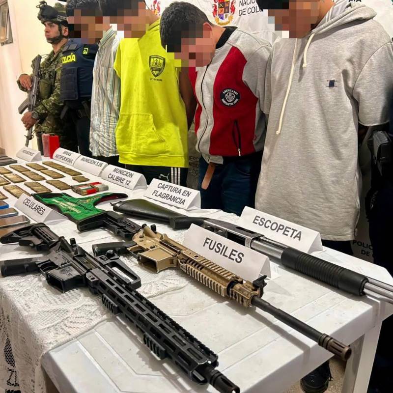 Los detenidos junto a las armas y el material incautado en el operativo. FOTO: Cortesía