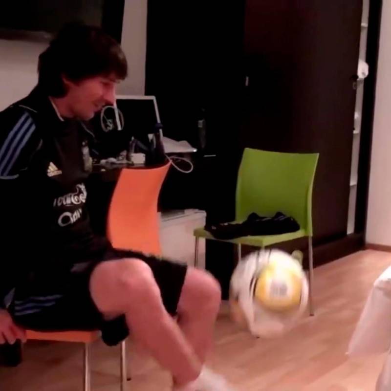 Imagen tomada del video que Jonás Gutiérrez compartió en redes sociales, donde se ve a Messi durante la concentración del Mundial de 2010.. FOTO VIDEO JONAS GUTIÉRREZ
