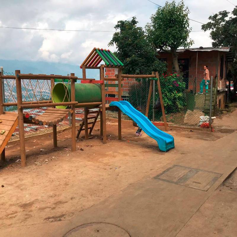 En este parque del barrio Santa Inés, de Medellín, ocurrió la muerte de Matías Serna Ramírez, de 9 años, luego de consumir una extraña sustancia que encontró en una envoltura. FOTO: Laura Rosa Jiménez